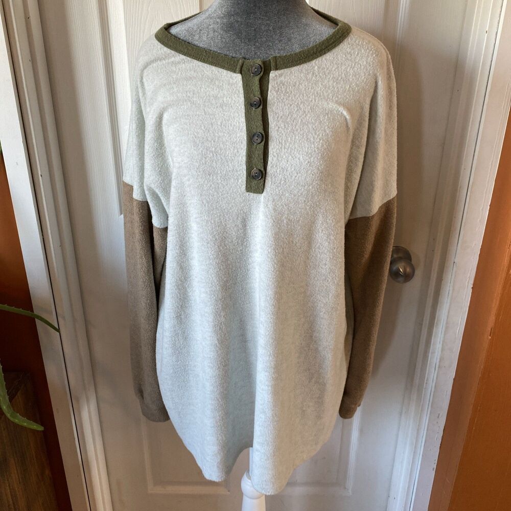 Chicsoul Lightweight Sweatshirt Women’s Size 2XL Round Neck Soft 1/4 Button